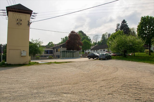 Parkplatz bei Volksschule - Schulparkplatz/ parking area school 