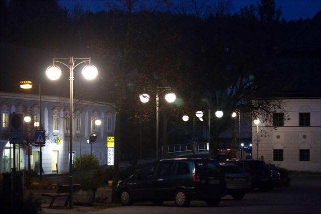 Parkplatz am Ortsplatz und Geschäfte - Ortsplatz/ centre