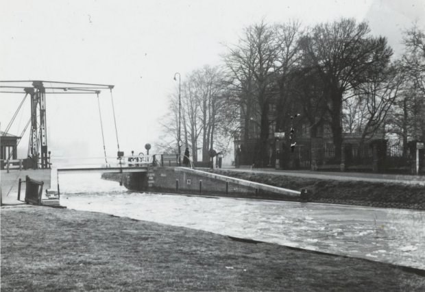 Aan de overzijde van de Vliet Villa Dorrepaal met de (inmiddels vervangen) Tolbrug