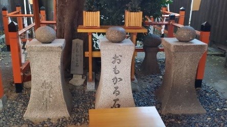 Gc6w96h Omokaru Ishi Heavy Or Light Stones おもかる石 Unknown Cache In Osaka Japan Created By Astrobird