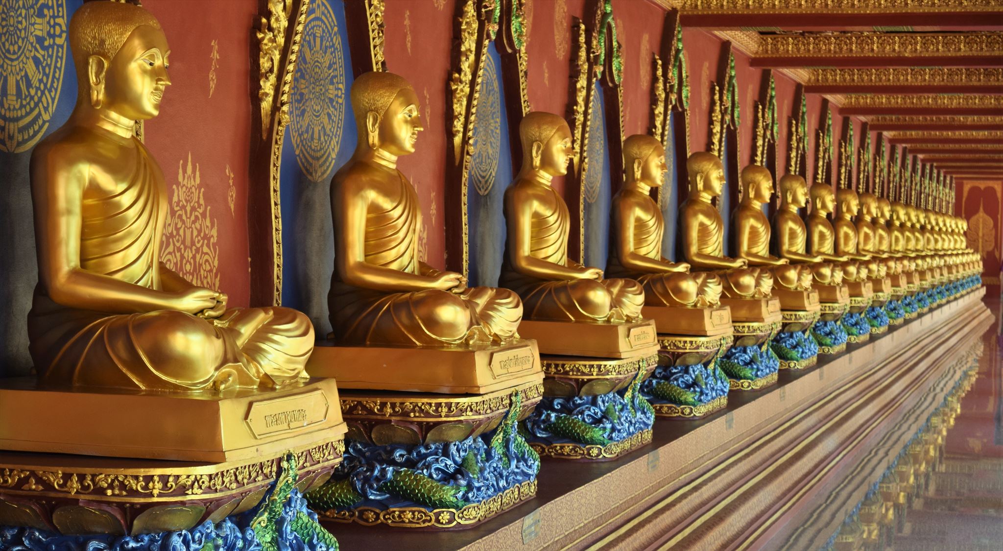 Bang Thong Temple statues