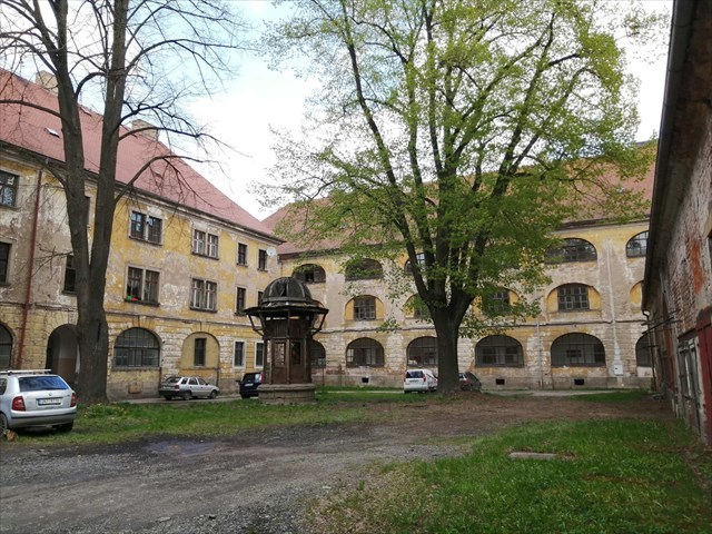 Nádvoří Starého důstojnického pavilonu s osmibokou nástavbou na pevnostní studni.