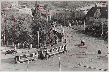 Celkový pohled na místo útoku na Heydrichův Mercedes z vyšetřovací zprávy gestapa.