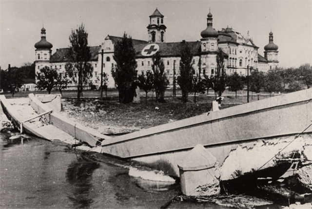 Wehrmacht při bojích o Olomouc s Rudou armádou vyhodil do povětří valnou část mostů a lávek přes Moravu. Na snímku zničená lávka u Klášterního Hradiska. (květen 1945)