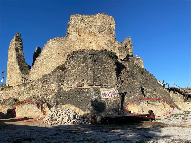 Nádvorie hradu Divín s pozorovateľnými odkryvmi kryštalických vápencov (červená farba).