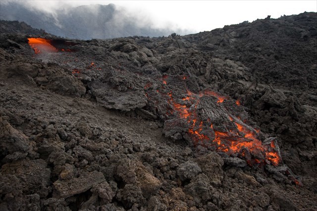 Forró láva éles kőzettörmelékkel