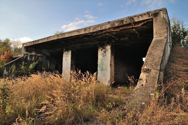 betonová trojgaráž, na střeše stanoviště radiolokační techniky