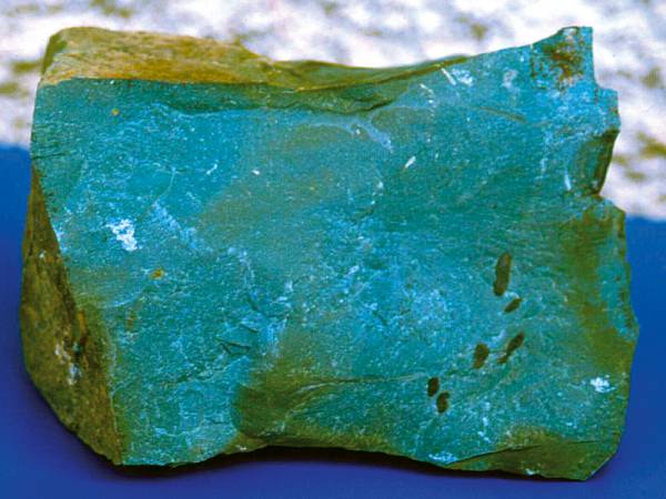 Primer andezitnega tufa iz plazovine plazu v Raduhi. Kot primesi so pogosti glineni minerali, ki so posledica spremembe vulkanskega stekla v tufu. Zaradi visokega deleža gline je takšna podlaga podvržena plazenju.