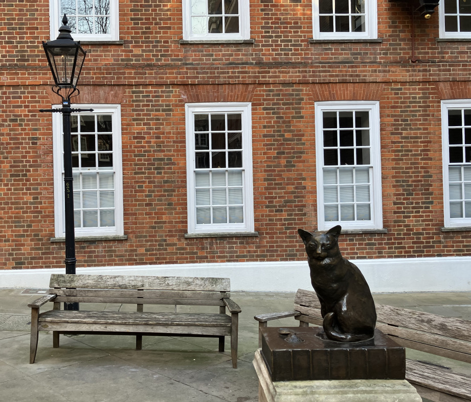 Statue of Hodge the Cat