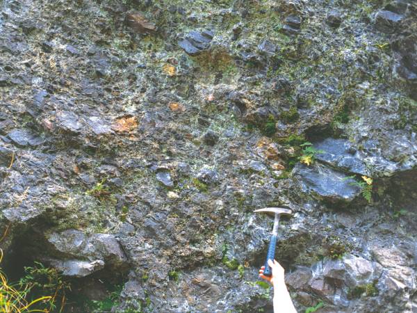 Avtobrečirana andezitna lava izpod severne stene Krnesa.