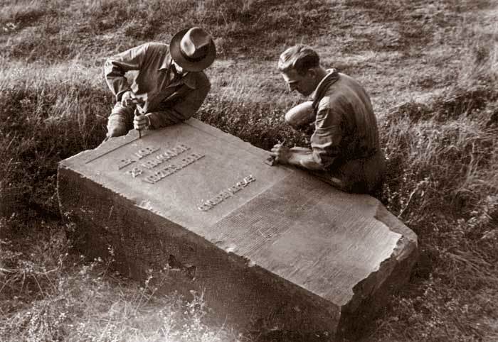 Het houwen van een gedenksteen ter plaatse 