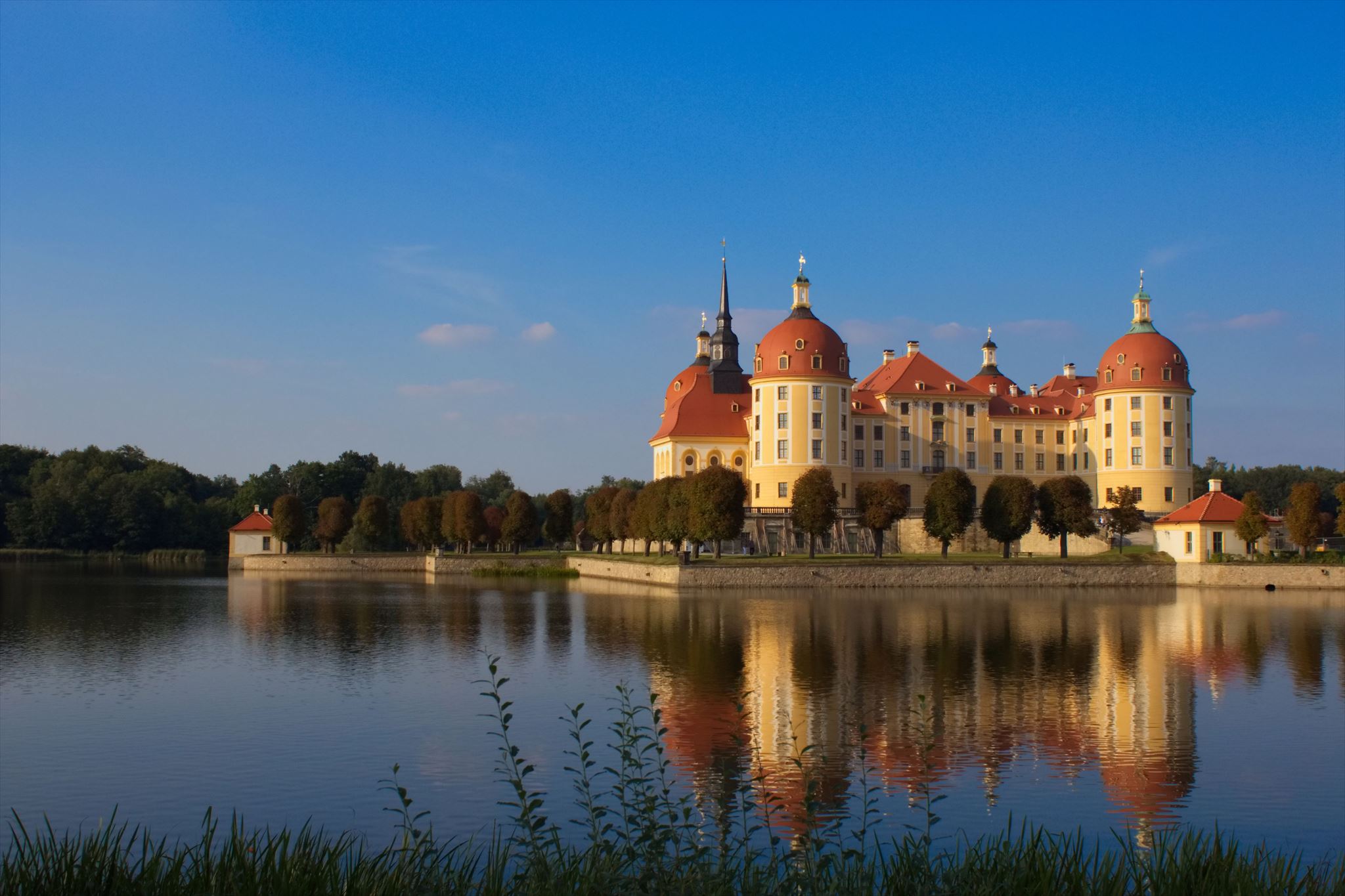 Schloss Moritzburg im Abendlicht, gespiegelt im Schlossteich