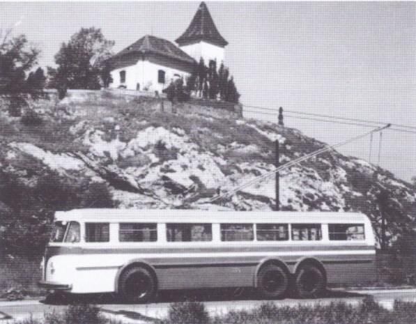 Trolejbus jezdící do Chuchle