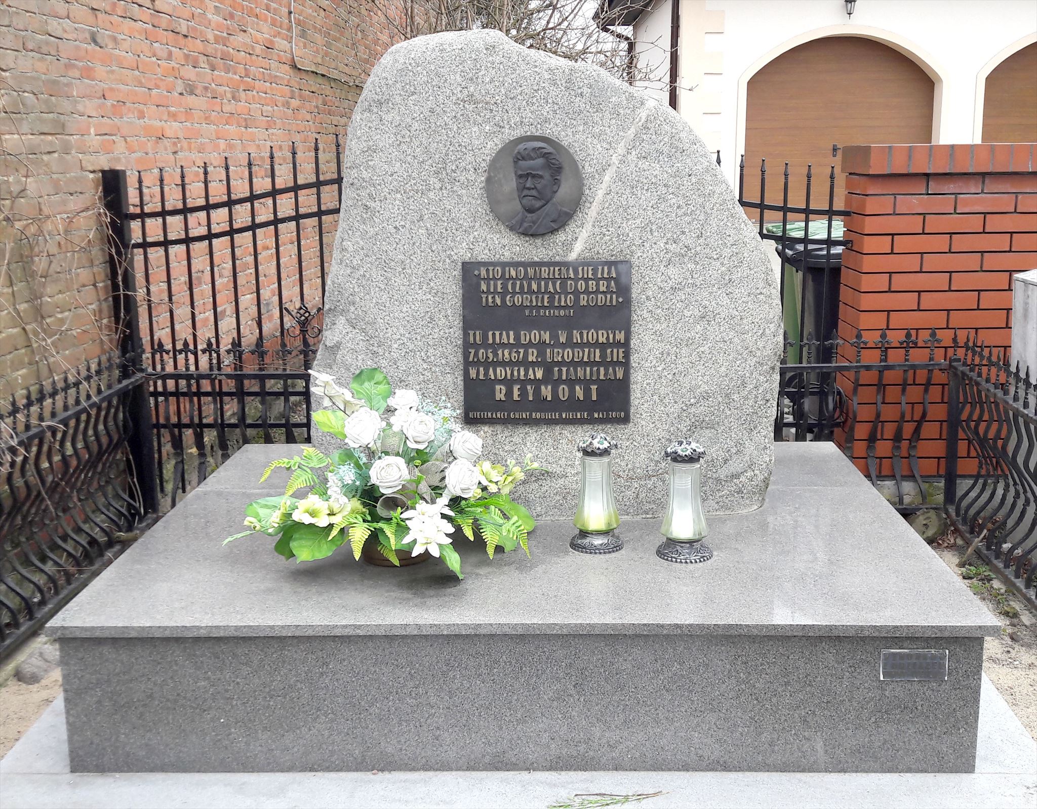 Obelisk w miejscu urodzin Reymonta