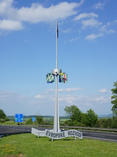 Poutač na bělotínském rozvodí s vlajkami mikroregionu Poutač na bělotínském rozvodí s vlajkami mikroregionu