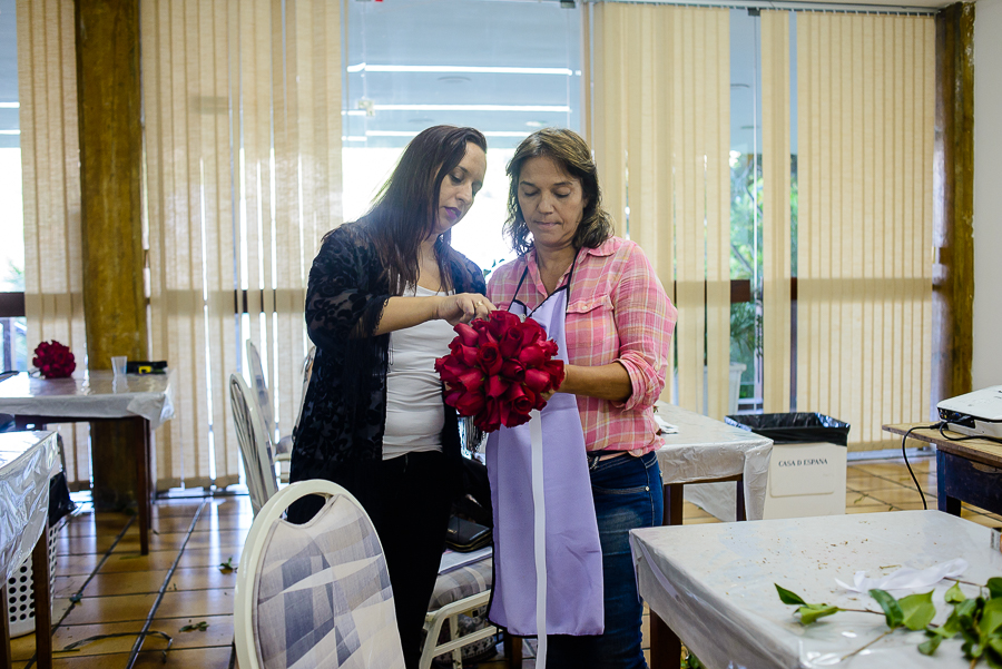 Alunos do curso de arranjos florais ensinados e produzidos em aula do Técnico Profissionalizante em Arte Floral para Decoradores de Eventos Alunos do curso de arranjos florais ensinados e produzidos em aula do Técnico Profissionalizante em Arte Floral para Decoradores de Eventos