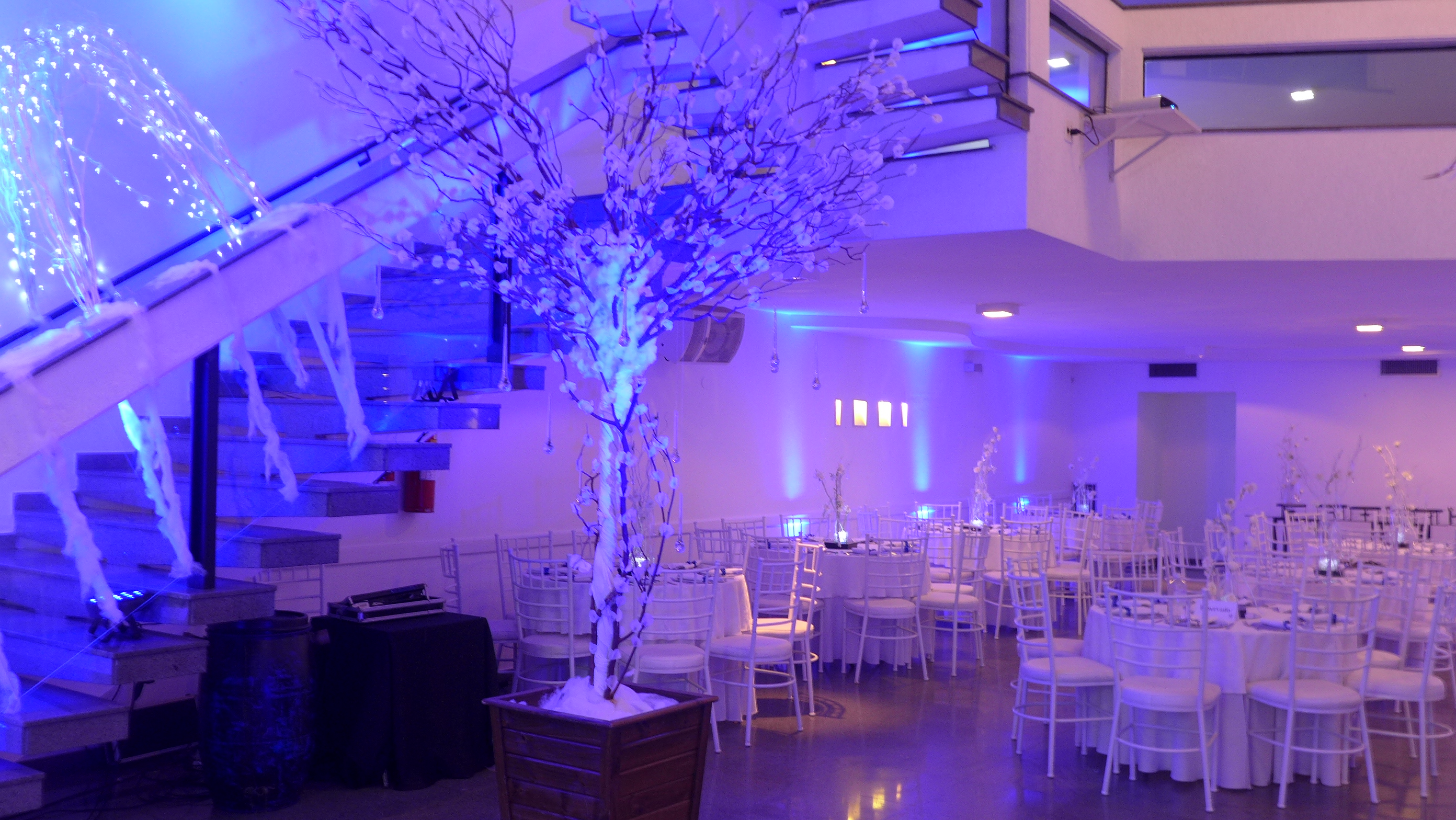 Decoração de festa temática Reino Gelado para aniversário de 15 anos Decoração de festa temática Reino Gelado para aniversário de 15 anos