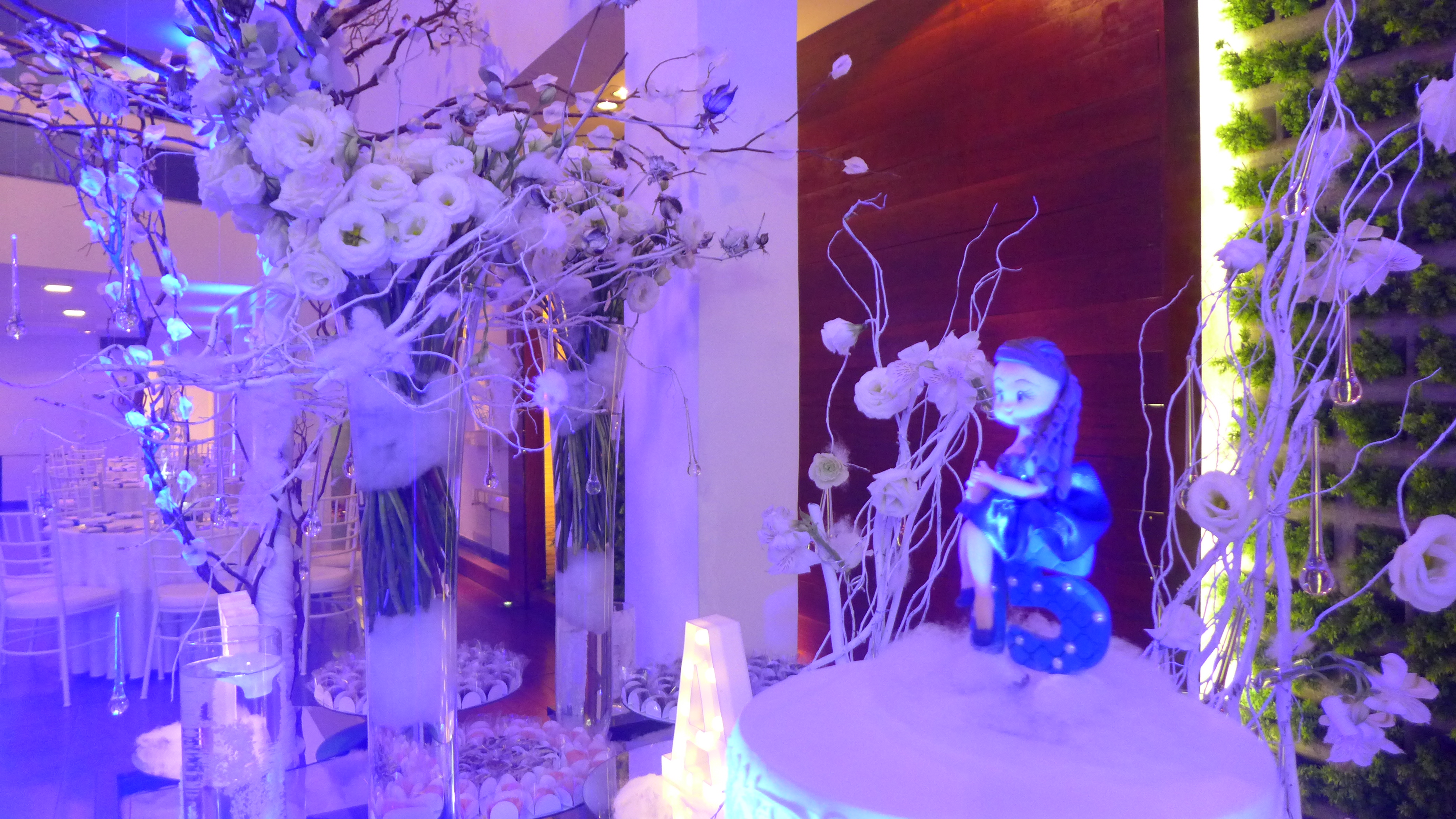 Detalhes da decoração com o tema Reino Gelado para festa de 15 anos Detalhes da decoração com o tema Reino Gelado para festa de 15 anos