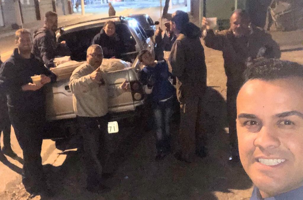 ONG Torre Forte faz doação de sopa, cobertores e roupas aos moradores em situação de rua.
