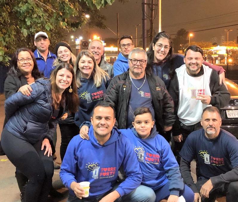 ONG Torre Forte vai as ruas em noite fria alimentar quem precisa
