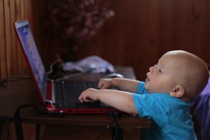 Bebê mexendo no Laptop