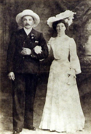 The perils of perfect memory, wedding photograph, old sepia wedding picture, WH O'Connor, interactive hologram, photo memory, Rest in Pixels, Morna O'Connor, Digital Death, Digital memories, how will you be remembered - HeadStuff.org