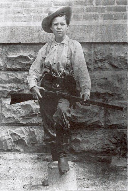 Pearl Hart, Pearl Taylor Hart, female outlaw, canada, the last lady outlaw, stagecoach robber, train robber, famous outlaws, end of the wild west - HeadStuff.org