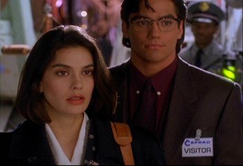 Teri Hatcher as Lois Lane and Dean Cain as Superman/Clark Kent - HeadStuff.org