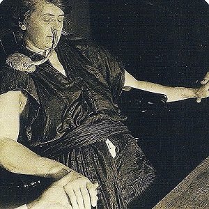 Photo of the medium Mina Crandon during a seance - headstuff.org