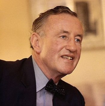 Bond author Ian Fleming - HeadStuff.org