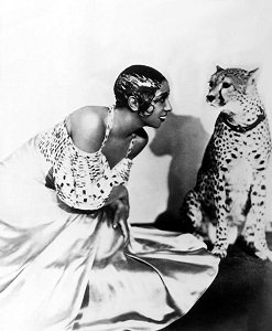 Josephine Baker and Chiquita - headstuff.org
