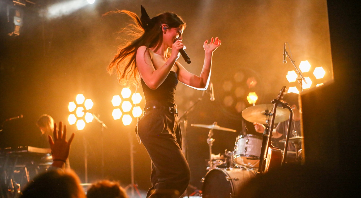 Gracie Abrams Embraces Crowd During Intimate Concert - The Heights