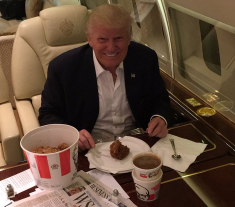 포크로 치킨 먹는 트럼프, '서민 흉내' 역풍