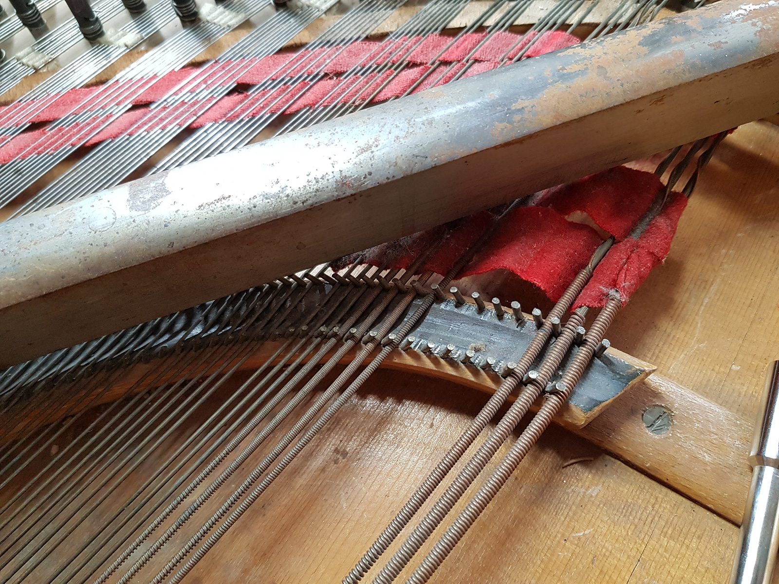 square piano, bass strings front