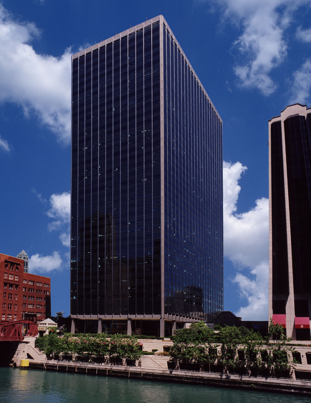 321 North Clark at Riverfront Plaza Chicago Properties Hines