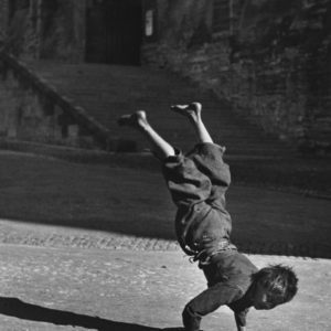 Garçon équilibrant sur ses mains, (Boy balancing on his hands)