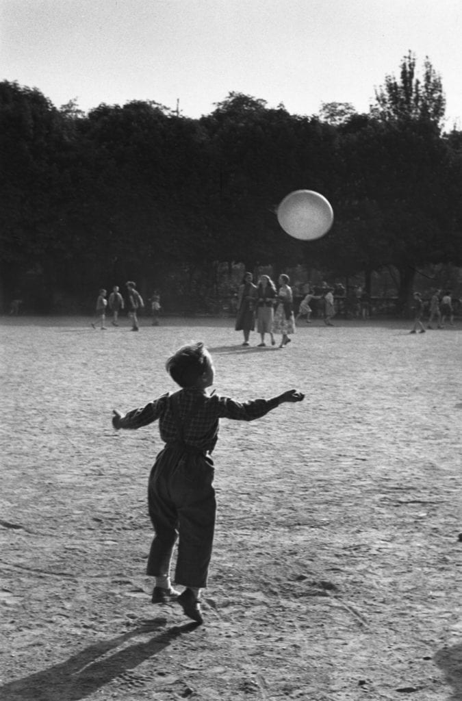 Sabine Weiss, Bois De Boulogne, Paris (Enfant et Ballon)