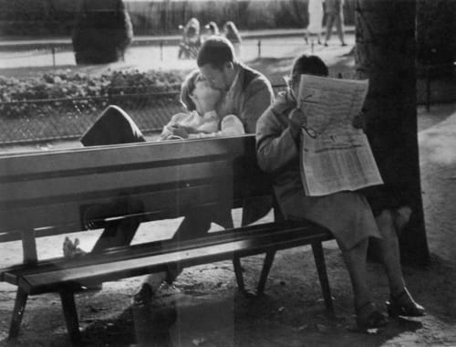 Sabine Weiss, Amoureux et Femme Lisant (Lovers and Woman Reading)