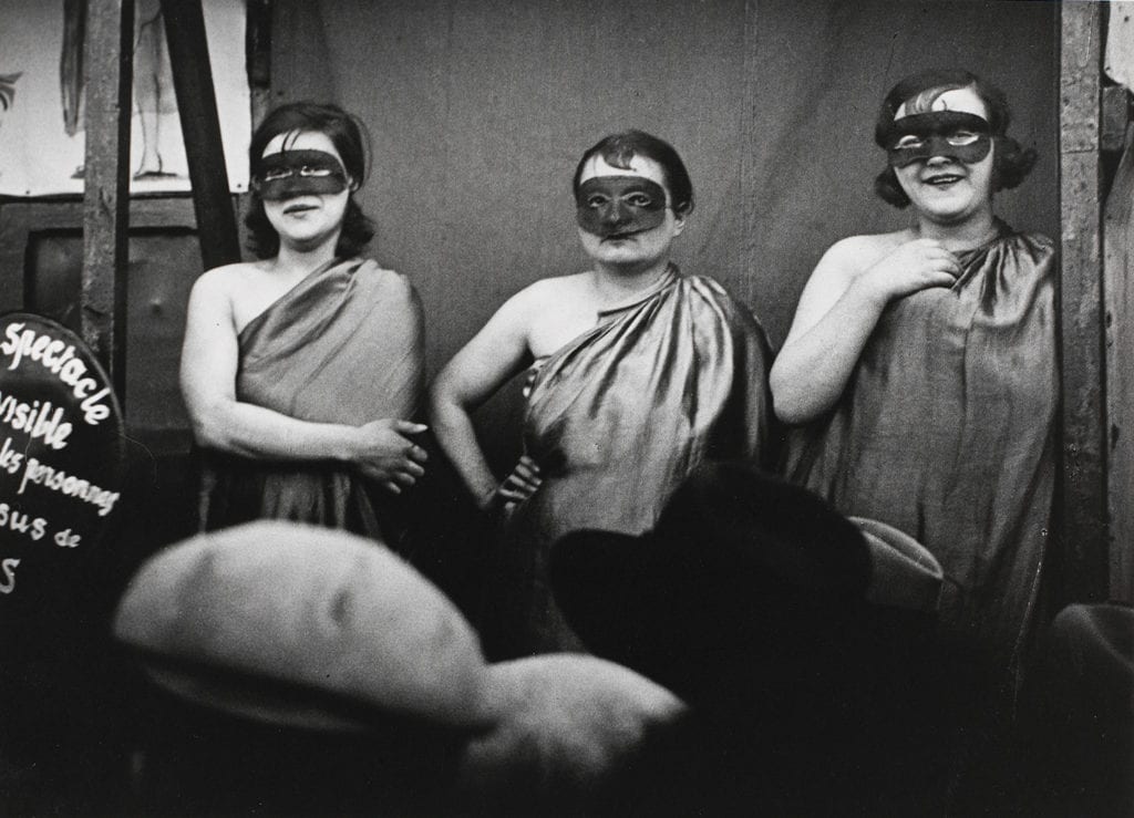 Brassai (Gyula Halasz), Parade D'Un Spectacle De Fete Foraine, Boulevard Saint-Jacques, Paris