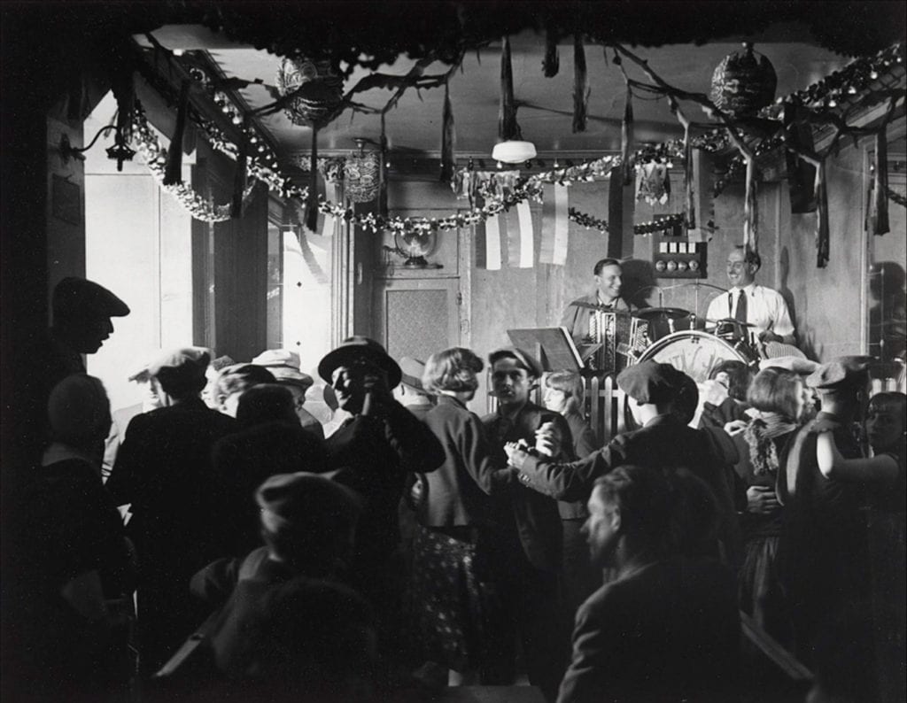 Brassai (Gyula Halasz), Le Bal De Quatre Saisons Rue De Lappe, c. 1932, Impreso a finales de los años 1960, Fotografía en gelatina de plata.