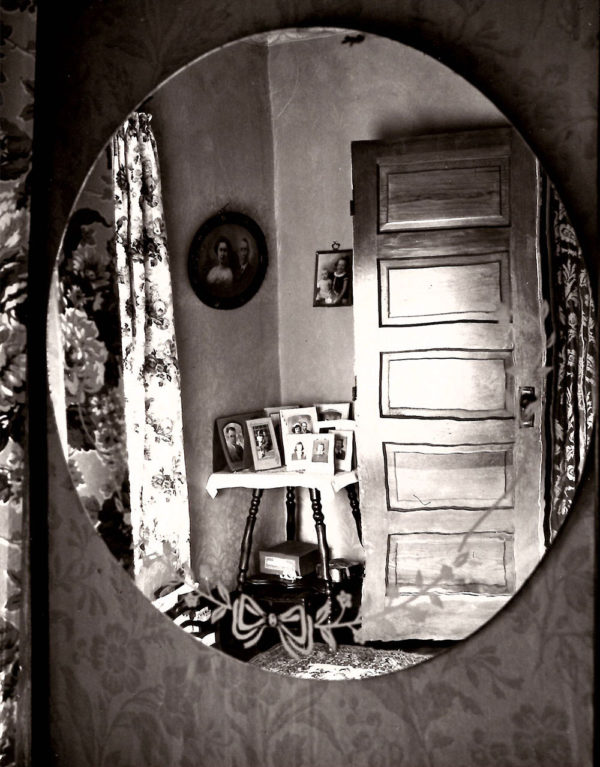 Wright Morris, Reflection in Oval Mirror, Home Place