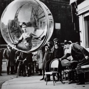 Melvin Sokolsky, With Chair, Playful passersby, January 31, 1963