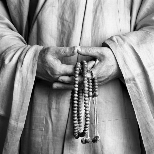 Jean-Baptiste Huynh, Mains 1, Japon, 2002, Archival pigment photograph on baryta paper