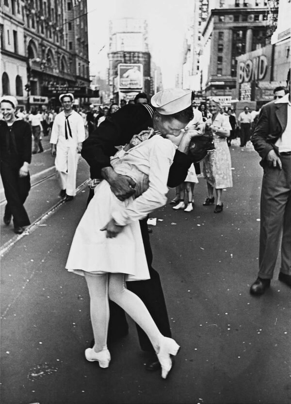 Alfred Eisenstaedt, V-J Day Kiss, Times Square, N.Y., 1945, Silver gelatin photograph Alfred Eisenstaedt, V-J Day Kiss, Times Square, N.Y., 1945, Silver gelatin photograph