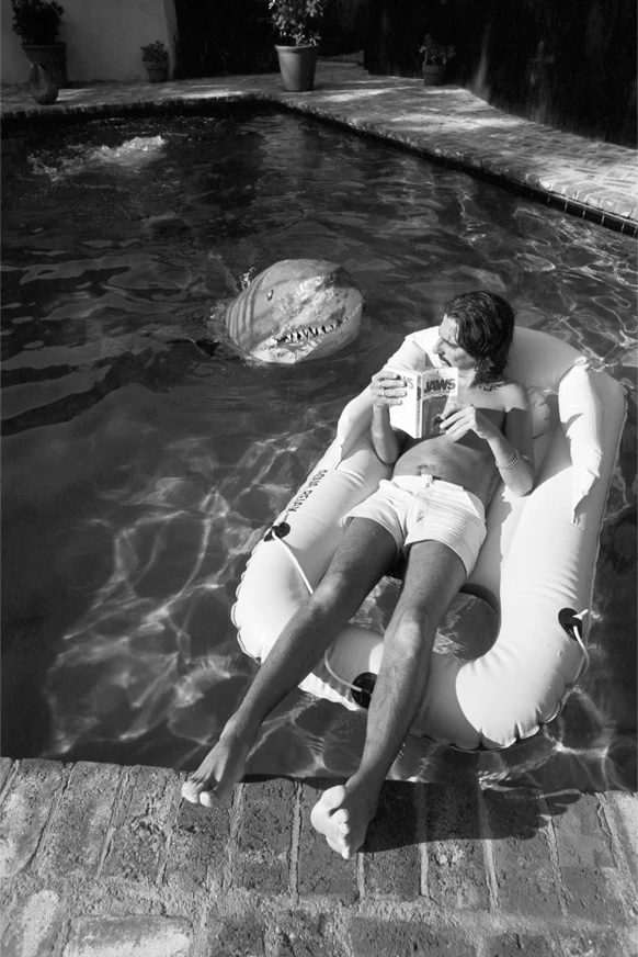 Terry O'Neill, Alice Cooper in his pool, 1975