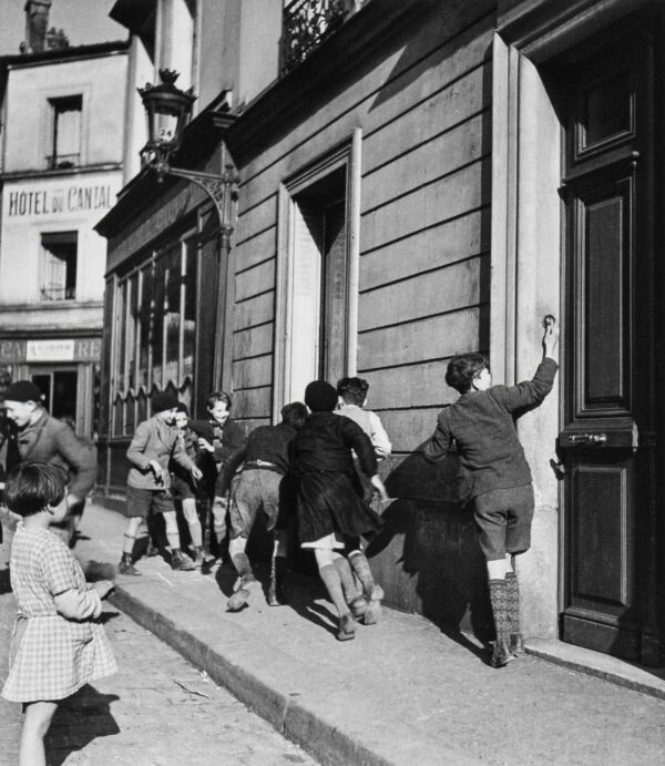 Robert Doisneau, La Sonnette, 1934, Silver gelatin photograph Robert Doisneau, La Sonnette, 1934, Silver gelatin photograph