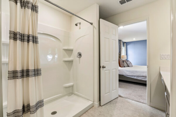The Owner's Bath of the Sylvester from the Value Collection