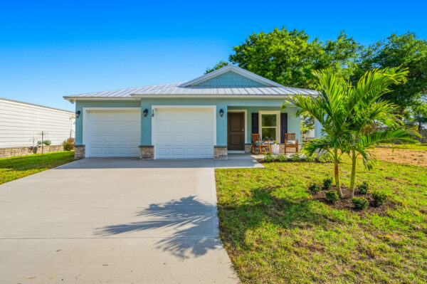 Spanish Lakes Sales Center, Holiday Builders 55+ Community in Florida