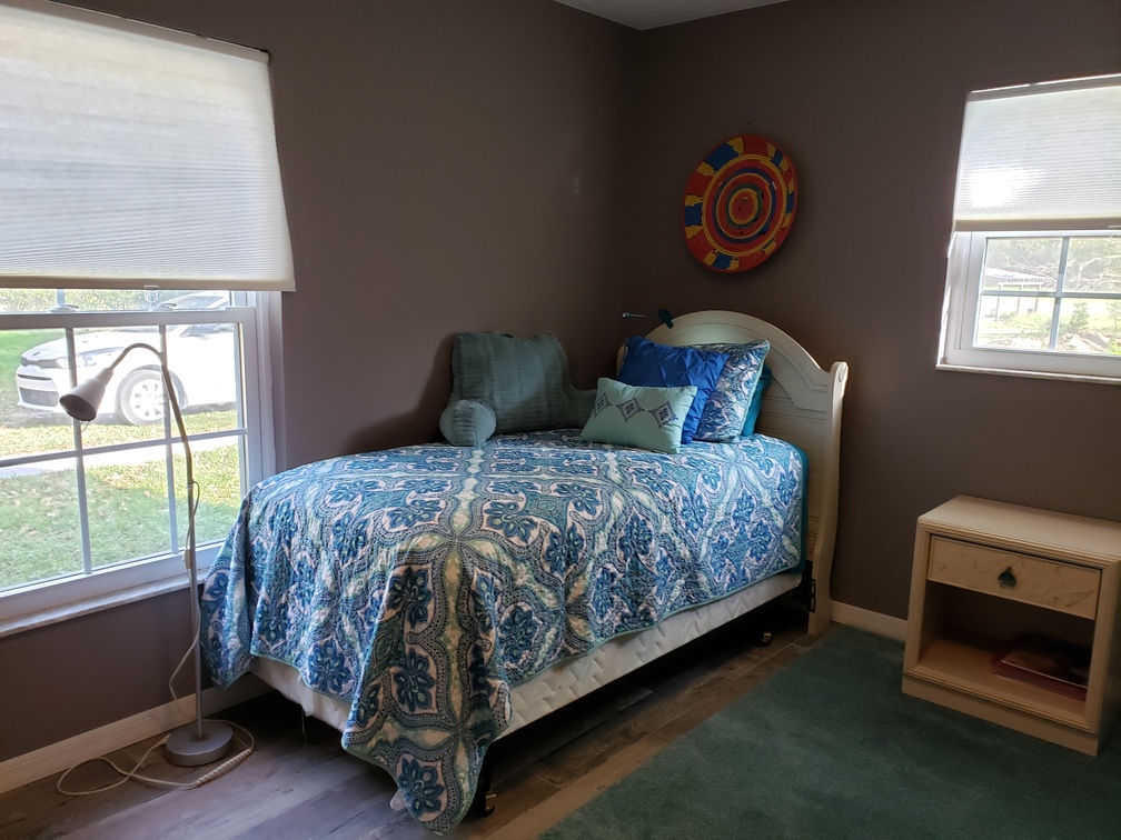Twin beds in private home, shared bathroom photo 4