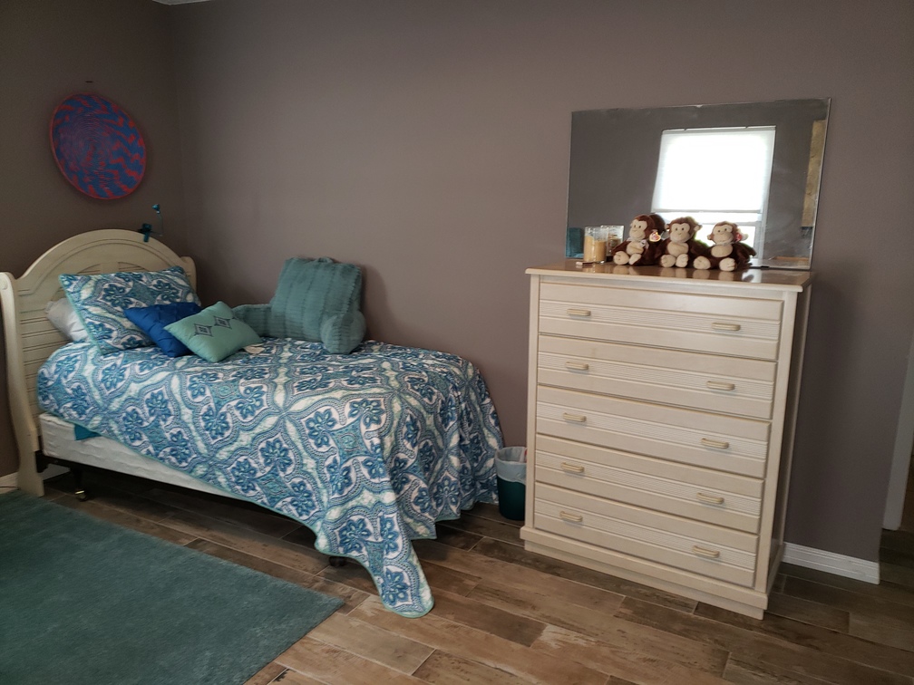 Twin beds in private home, shared bathroom photo 5